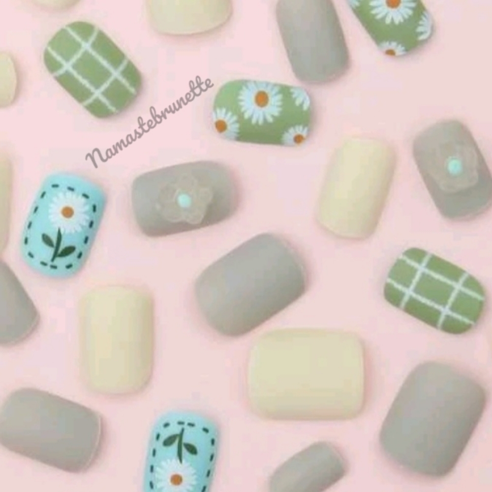 Daisy Press On Nails - Picture 5 of 10